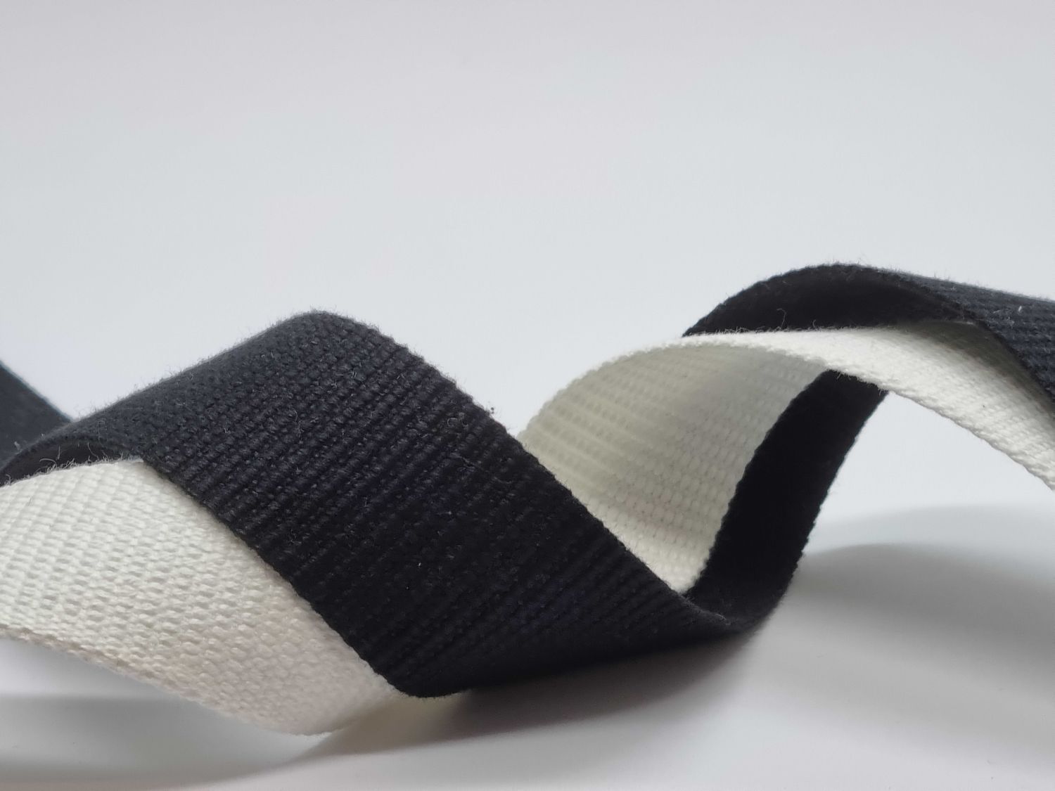 precintas_t508_meiobrancopreto_enroladas precintas_t508_meiobrancopreto_enroladas